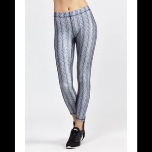 Zara Terez silver ankle length leggings. Sz small
